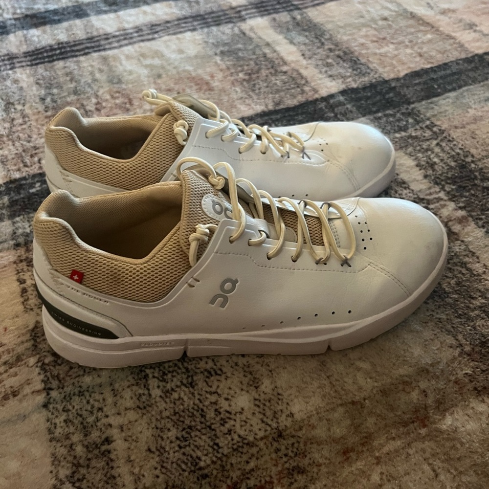 Women’s On Cloud Tennis Shoe Size 9